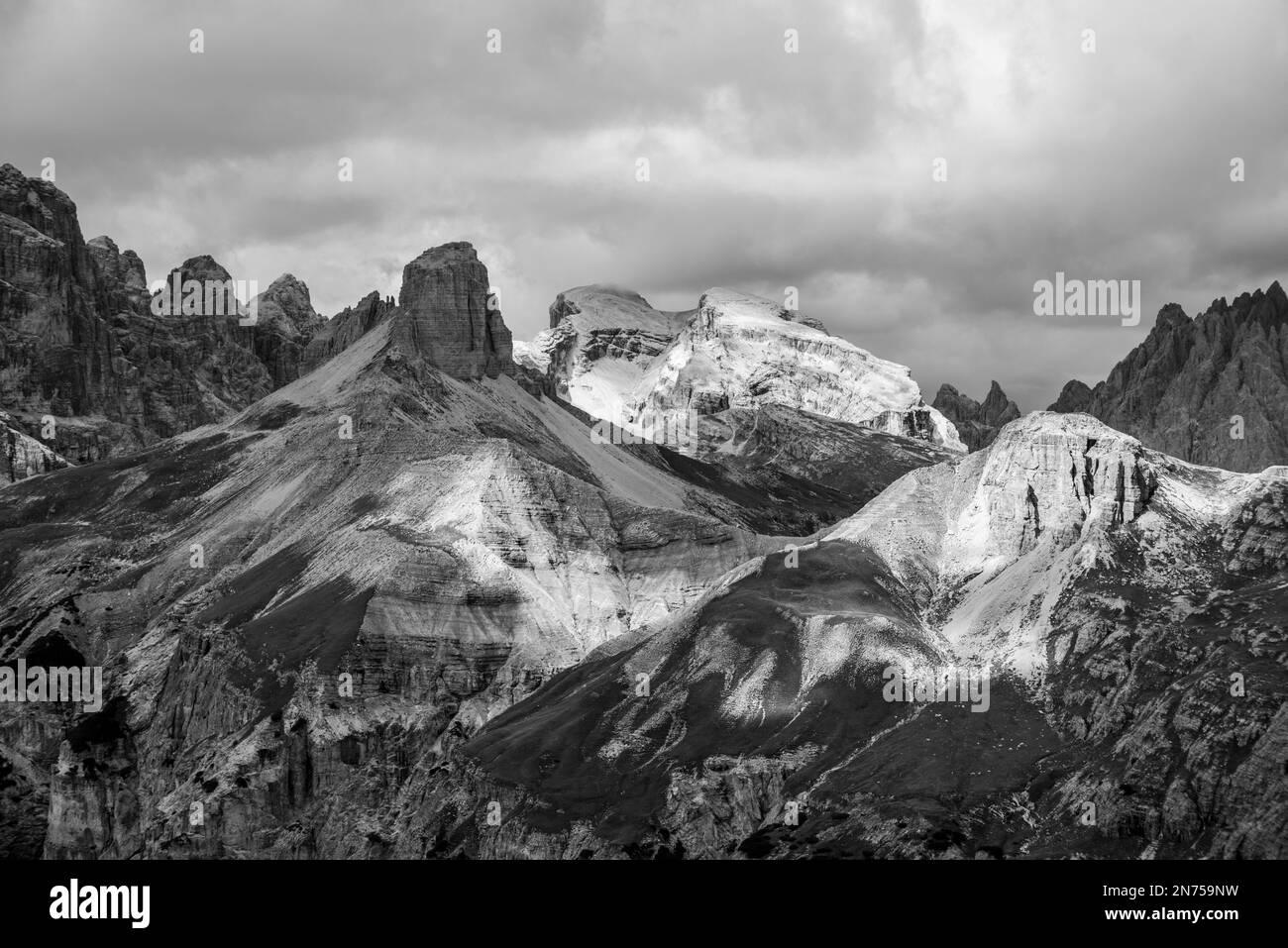 Malerische wilde alpine Landschaft rund um die 3 Zinnen Berge, die dolomiten in Südtirol Stockfoto