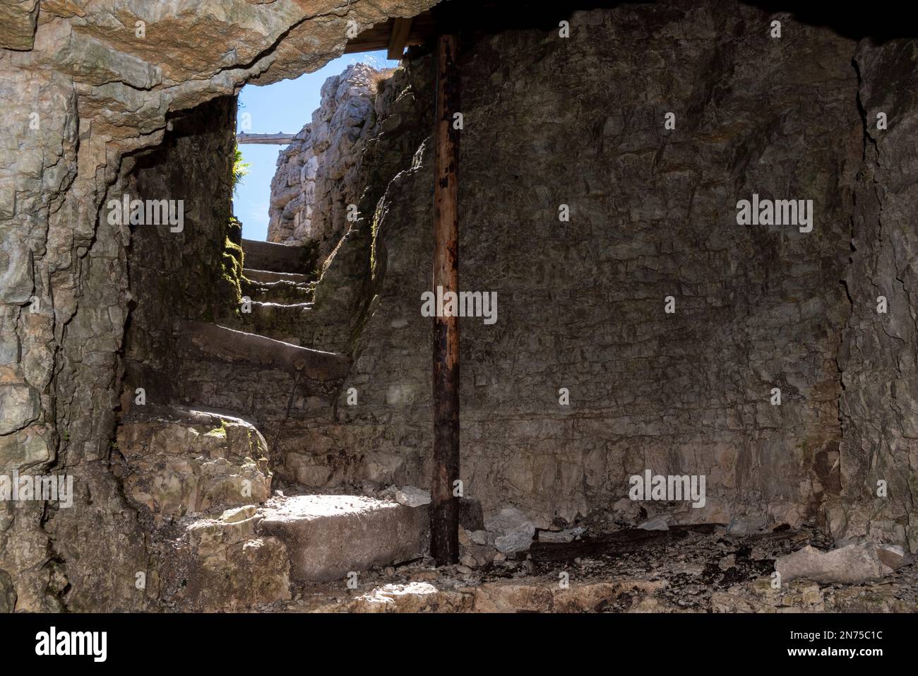 Überreste eines Militärheims auf dem Klavierberg in den Dolomiten, erbaut während des Ersten Weltkriegs, Südtirol Stockfoto