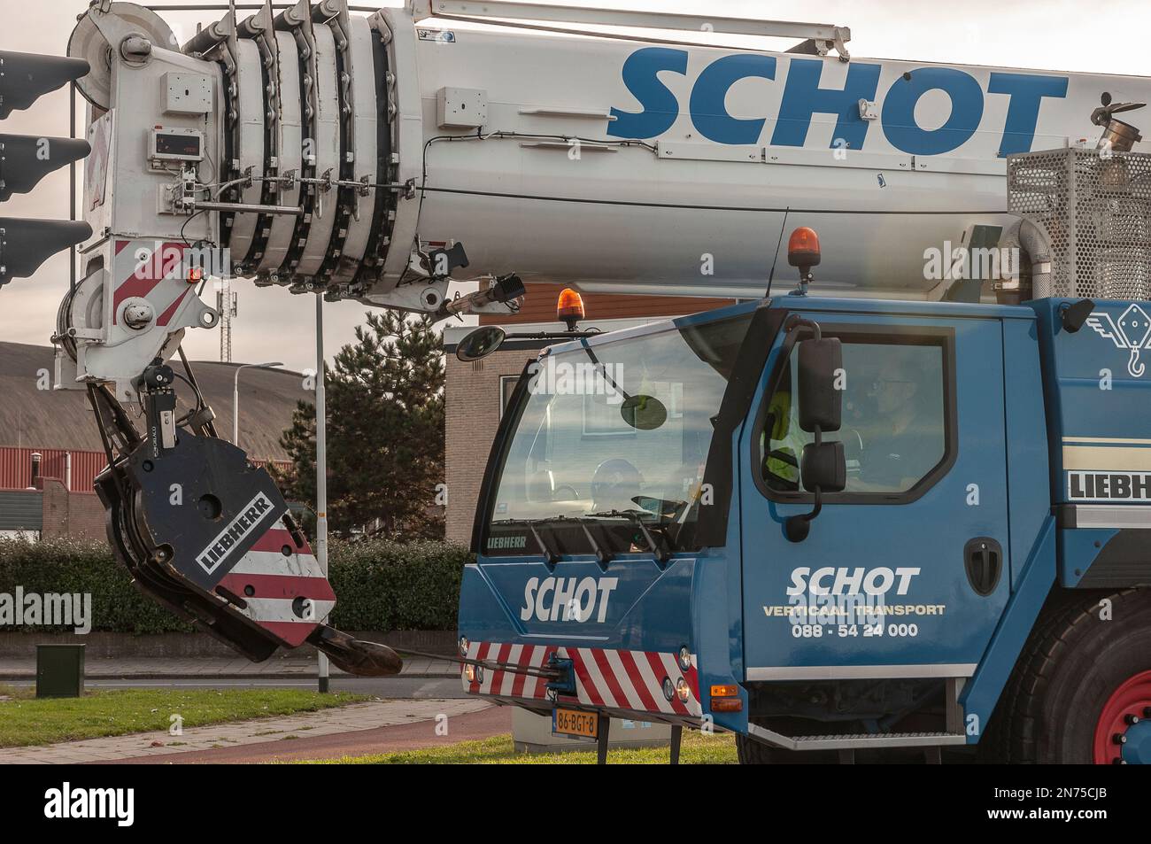 LKW-Fahrer sitzt im Fahrerhaus eines mobilen Flurförderzeugs Liebherr Stockfoto