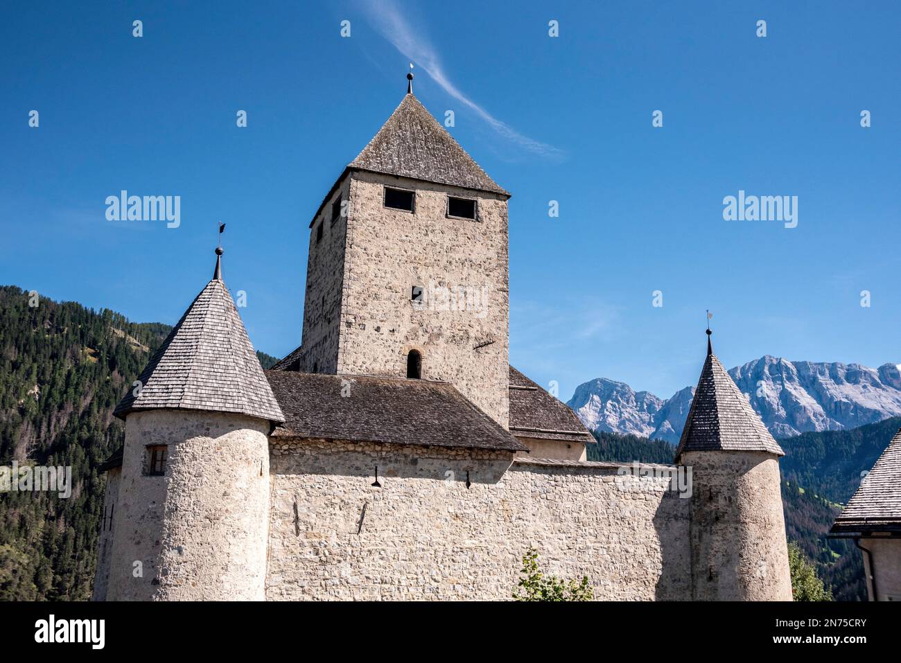 Vor dem Schloss in St. Martin in Thurn in den Südtiroler Dolomiten Stockfoto