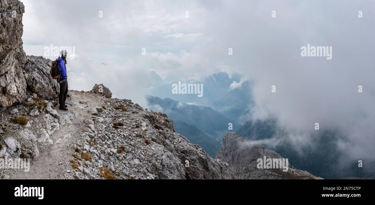 Abenteuerliche Wanderung auf den Lagazuoi in den Dolomiten, autonome Provinz von Südtirol in Italien Stockfoto