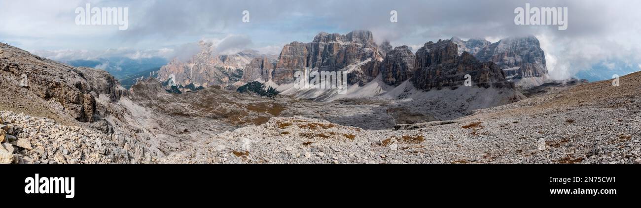 Wunderschöne, zerklüftete Berglandschaft am Lagazuoi, in den Dolomitenalpen der autonomen Provinz Südtirol Stockfoto