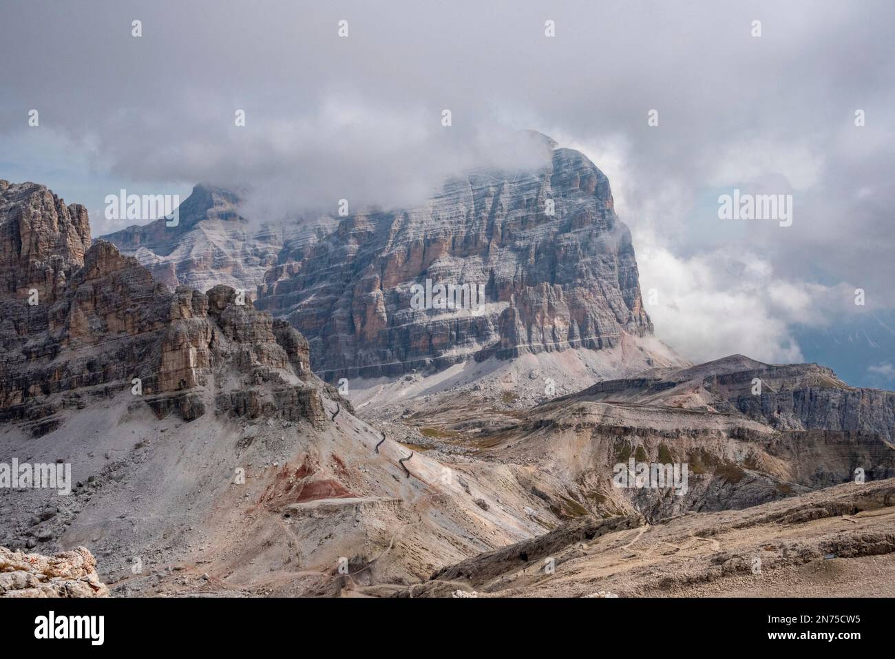 Wunderschöne, zerklüftete Berglandschaft am Lagazuoi, in den Dolomitenalpen der autonomen Provinz Südtirol Stockfoto