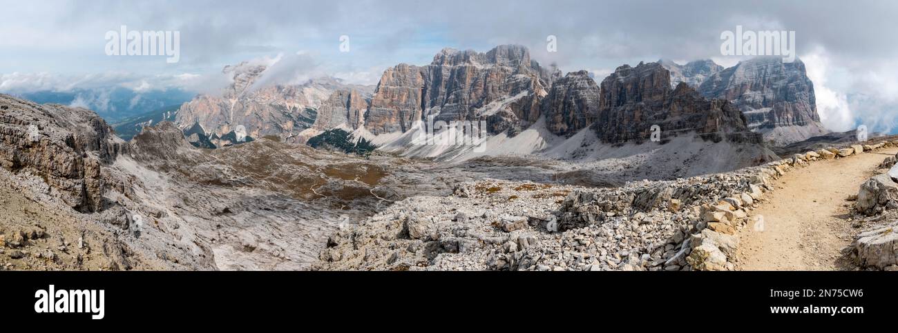 Wunderschöne, zerklüftete Berglandschaft am Lagazuoi, in den Dolomitenalpen der autonomen Provinz Südtirol Stockfoto