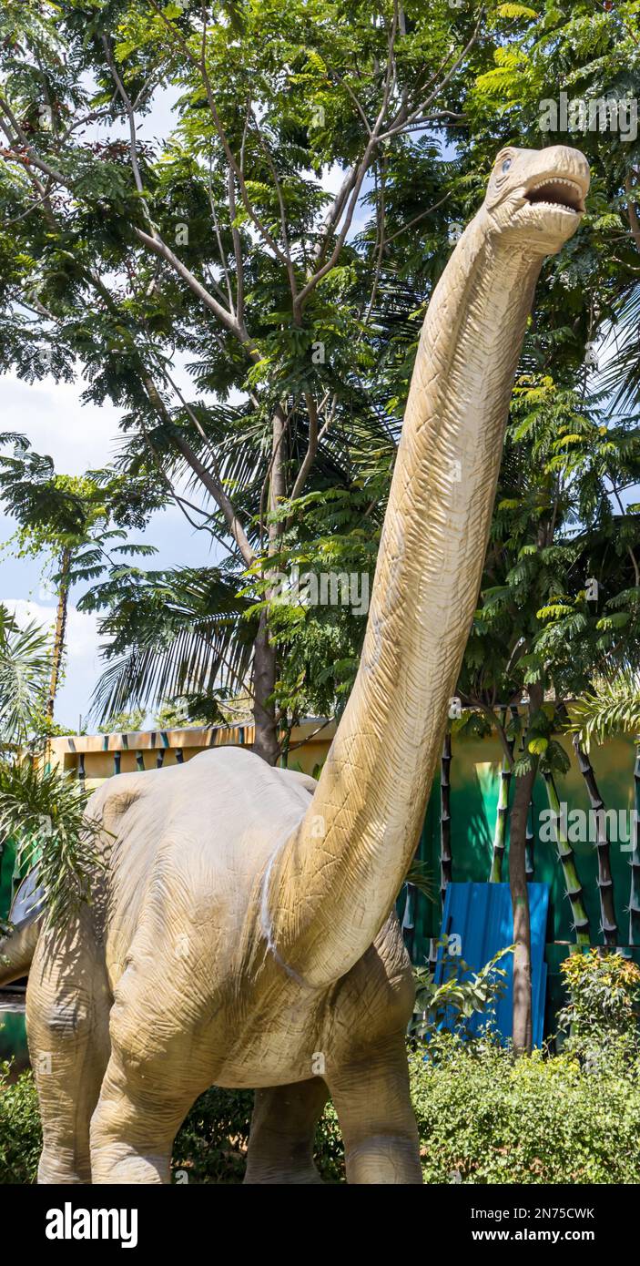 Eine vertikale Aufnahme des Dinosauriermodells im Mallapuram India Seashell Museum in Chennai Stockfoto