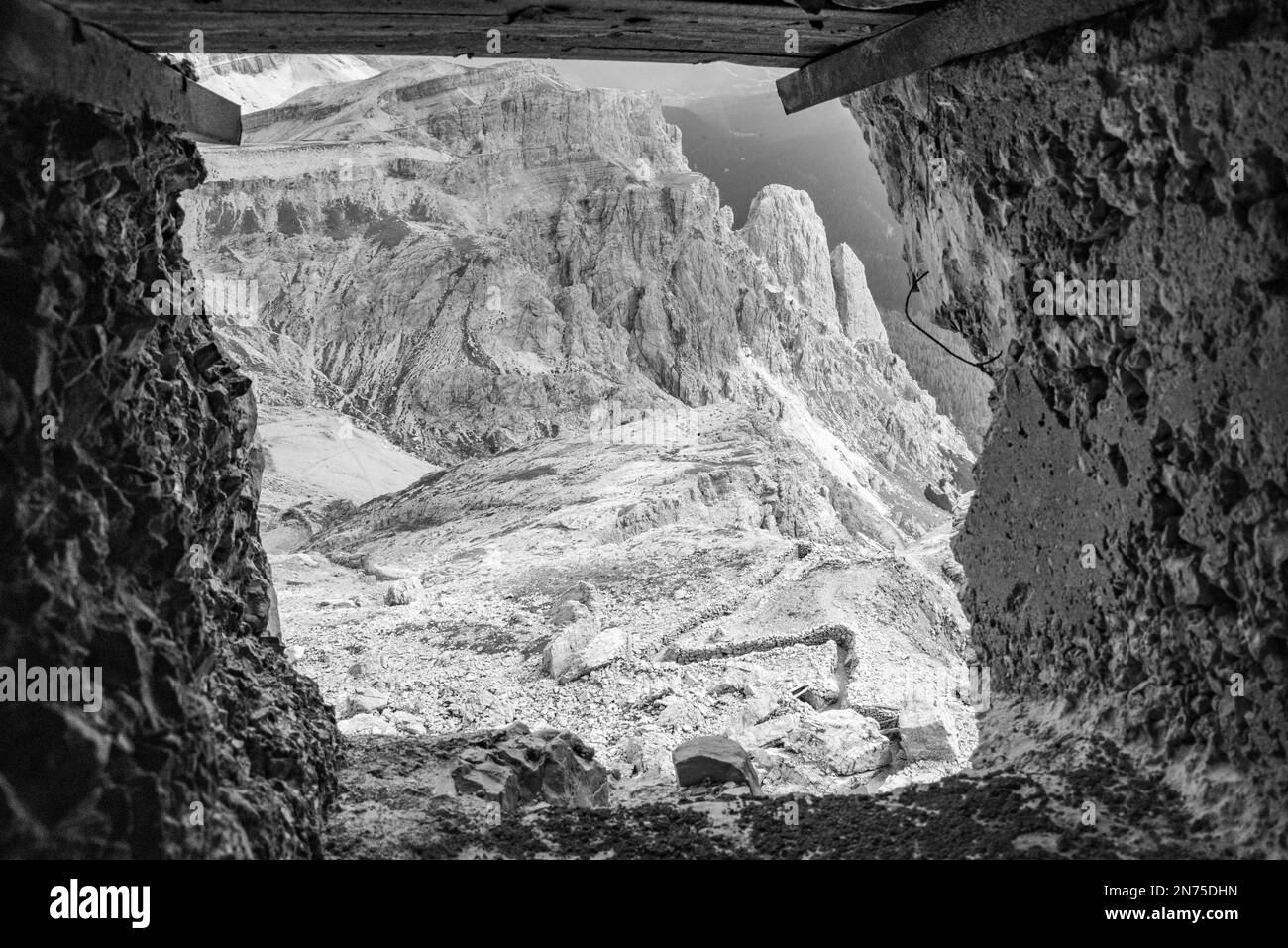 Blick aus einer Schlupfloch der im Ersten Weltkrieg erbauten Tunnel des Lagazuoi, die Dolomiten in Südtirol Stockfoto