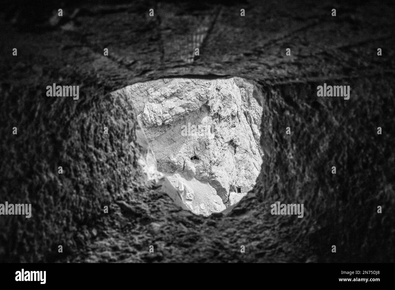 Blick aus einer Schlupfloch der im Ersten Weltkrieg erbauten Tunnel des Lagazuoi, die Dolomiten in Südtirol Stockfoto