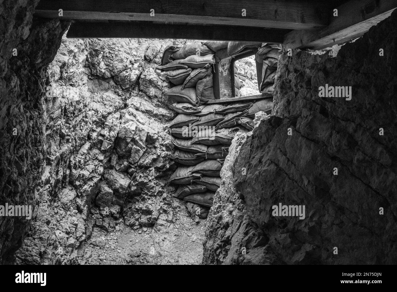 Alte Gräben und Stacheldraht an der Befestigung des Lagazuoi, die während des Ersten Weltkriegs in der autonomen Provinz Südtirol errichtet wurde Stockfoto