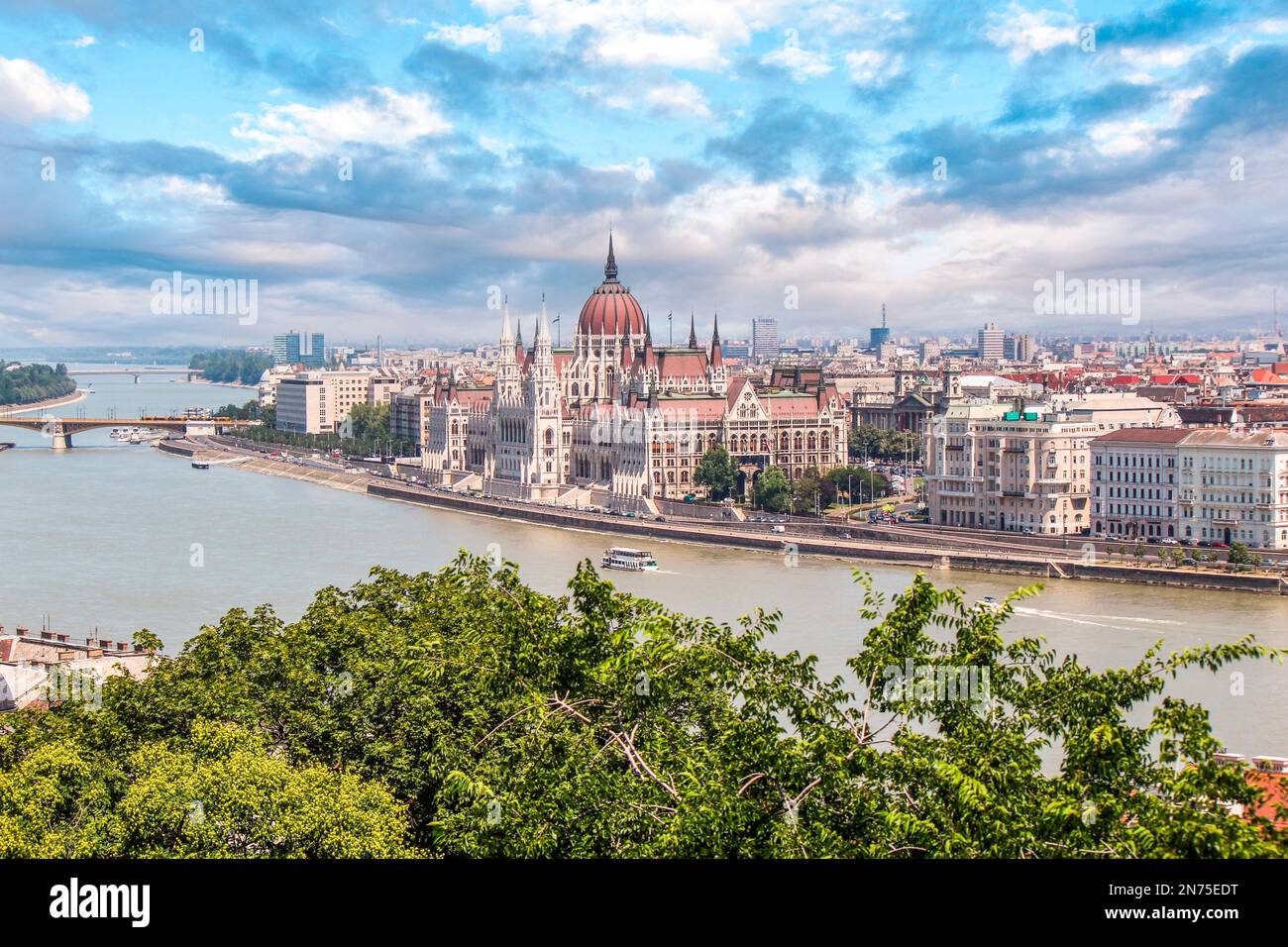 Das malerische ungarische Parlament in Budapest vom Gellert-Hügel aus gesehen Stockfoto