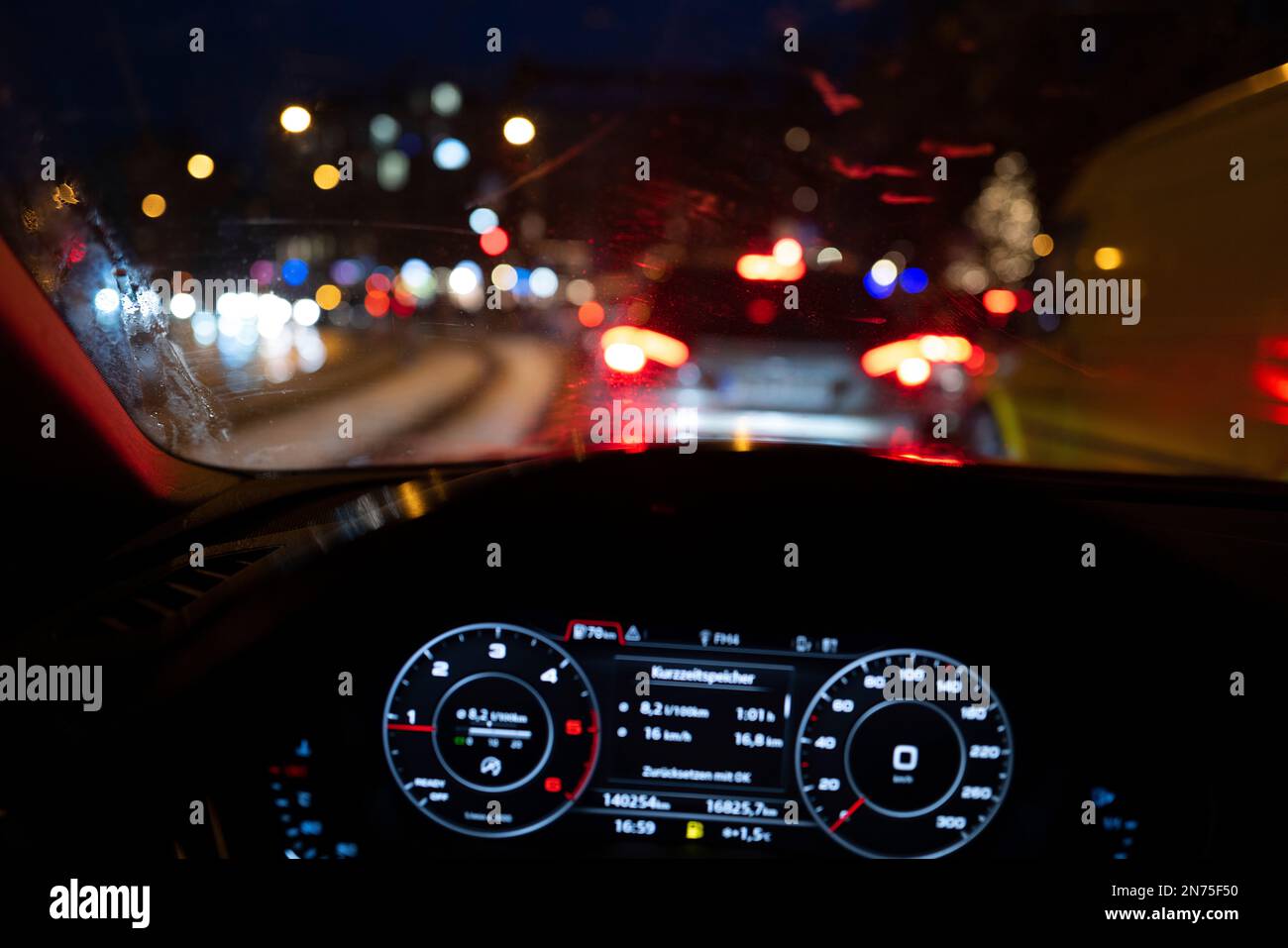 Autofahrt, Cockpit, Straße, Autoverkehr Stockfoto