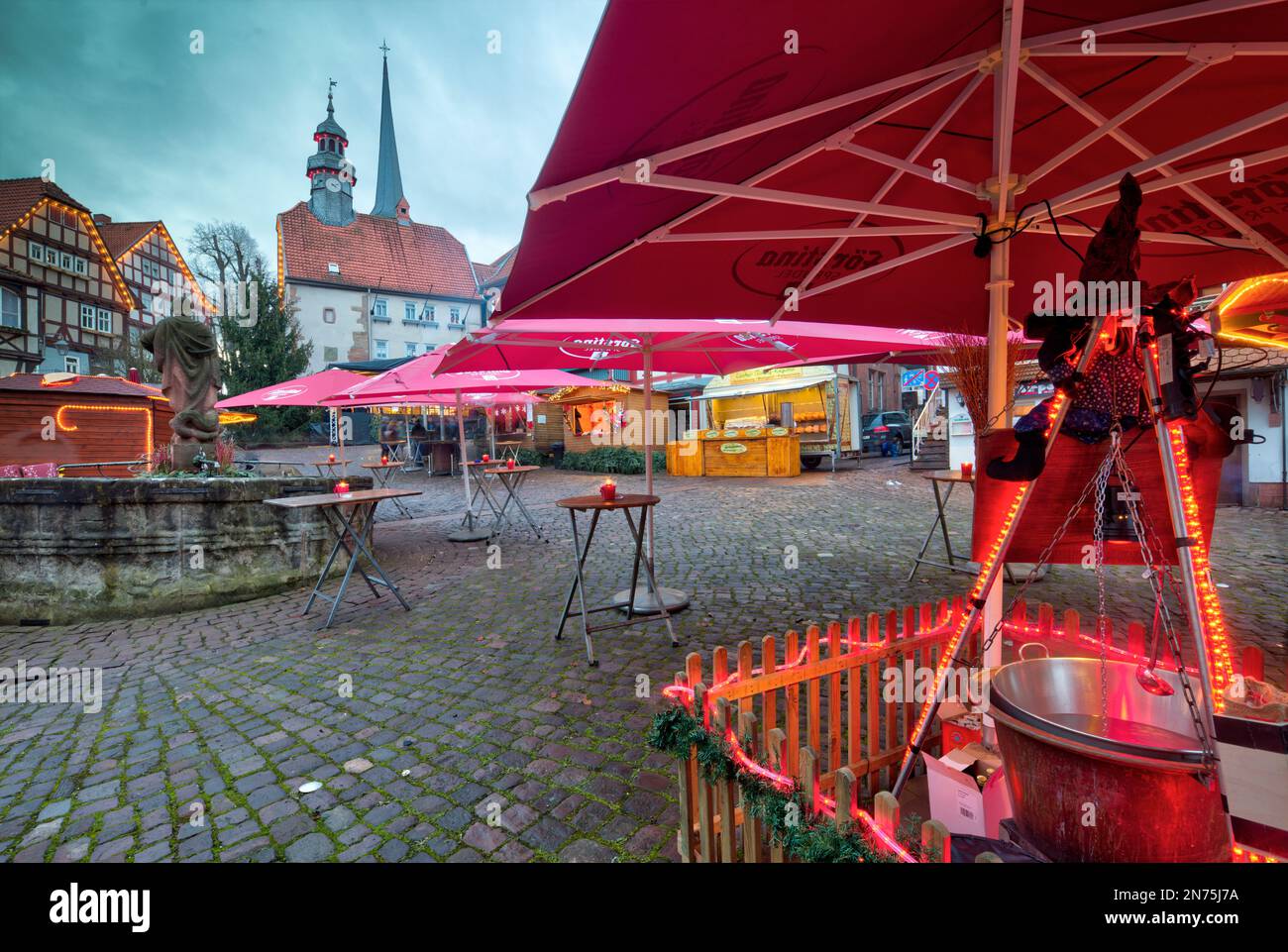 Weihnachtsmarkt, Marktplatz, Rathaus, Blue Hour, Advent, Schlitz, Vogelbergskreis, Hessen, Deutschland, Europa Stockfoto