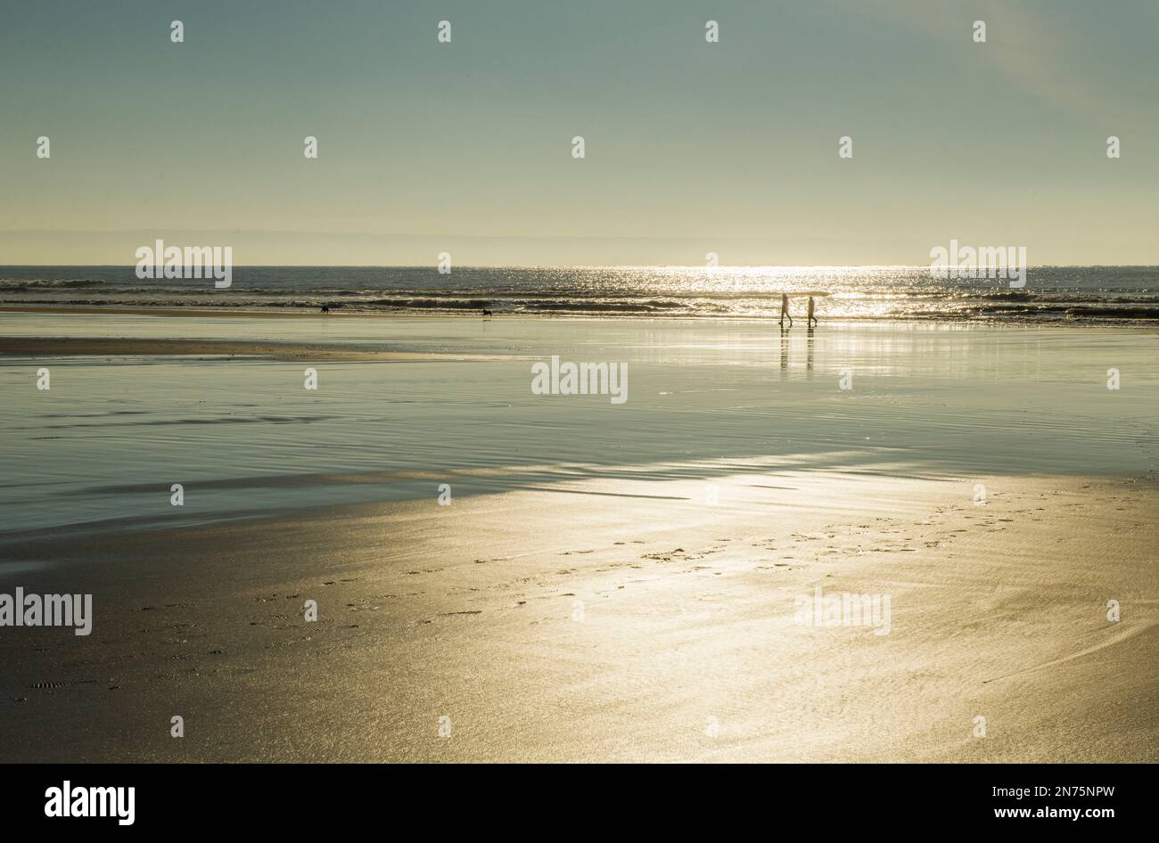 Zwei Strandspaziergänge im Weg der untergehenden Sonne an der Dunraven Bay im Tal von Glamorgan South Wales Stockfoto