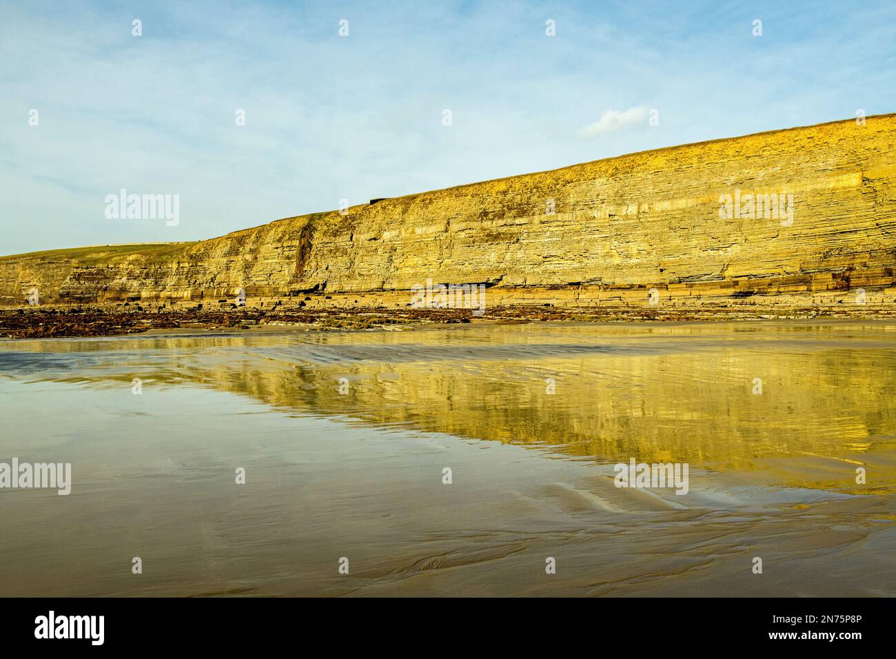 Nasser Sand reflektiert Cliff Dunraven Bay Glamorgan Heritage Coast South Wales Stockfoto