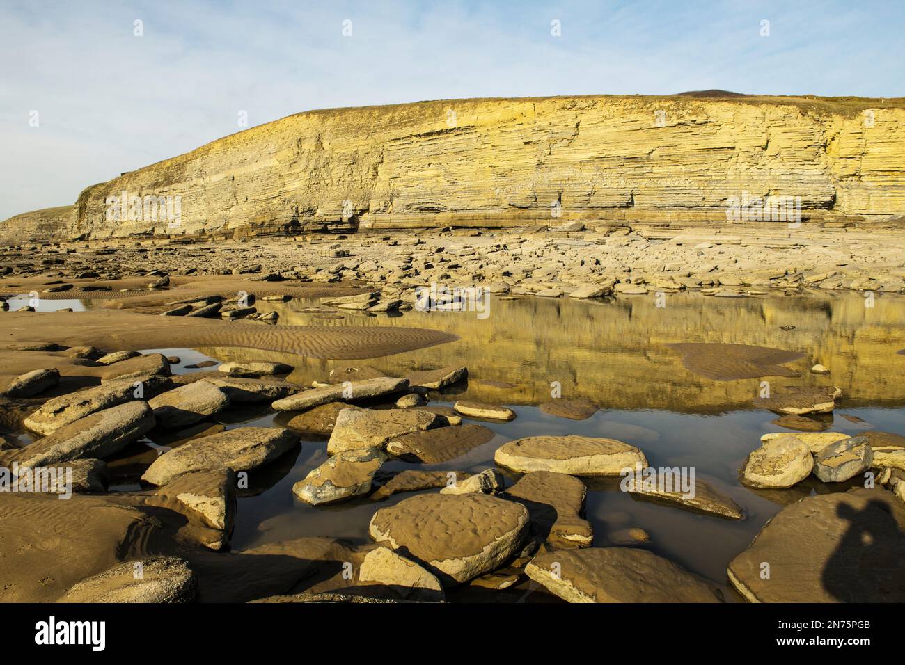 Klare Reflexionen der Klippen an der Dunraven Bay im Vale of Glamorgan Küstenlinie South Wales Stockfoto