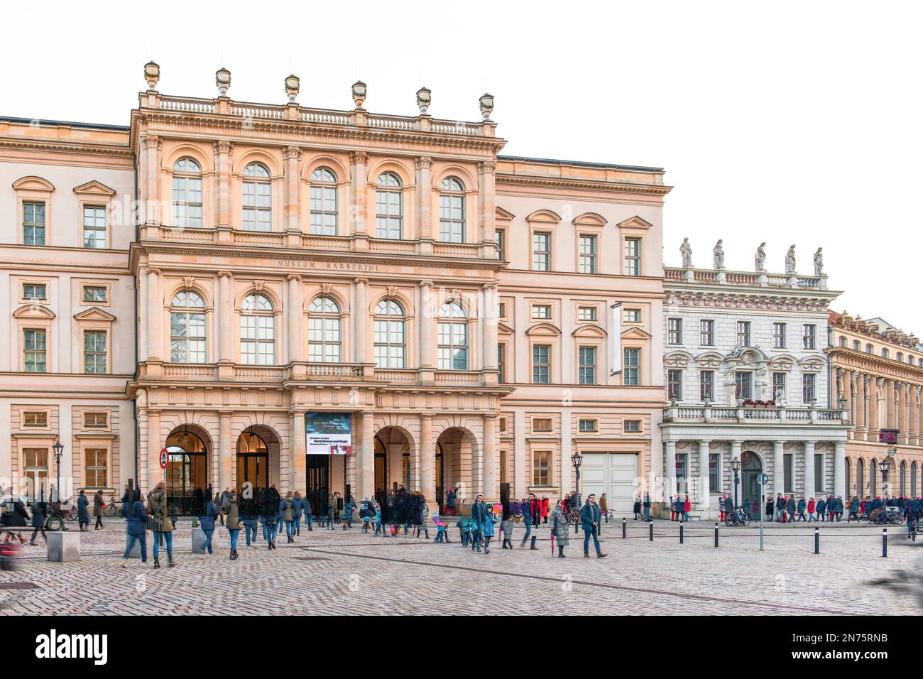 Blick auf das Museum Barberini in Potsdam mit einem Zustrom von Besuchern - Mehrfachbelichtung Stockfoto
