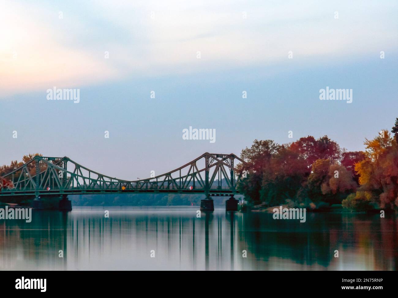 Glienicke-Brücke von der Babelsbergseite aus gesehen mit Bäumen in Herbstfarben Stockfoto