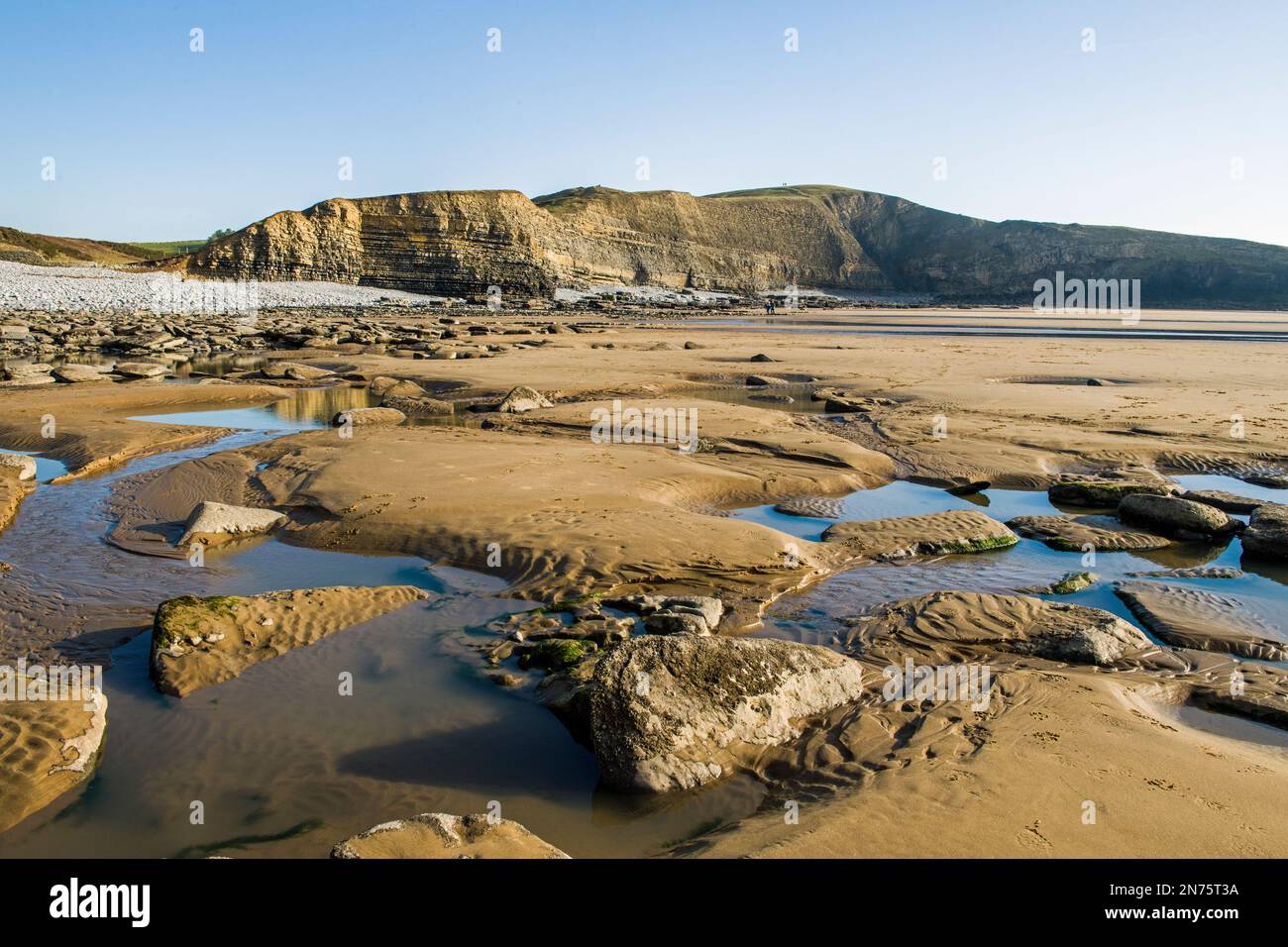 Blick über Dunraven Bay zu den Klippen jenseits der Glamorgan Coast South Wales Stockfoto