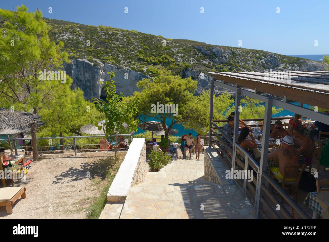 Blick von der Porto Limnionas Taverne auf Limnionas Beach, Zakynthos Island, Ionische Inseln, Mittelmeer, Griechenland Stockfoto
