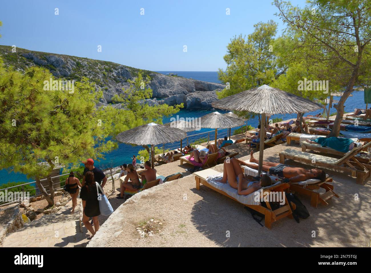 Blick von der Porto Limnionas Taverne auf Limnionas Beach, Zakynthos Island, Ionische Inseln, Mittelmeer, Griechenland Stockfoto