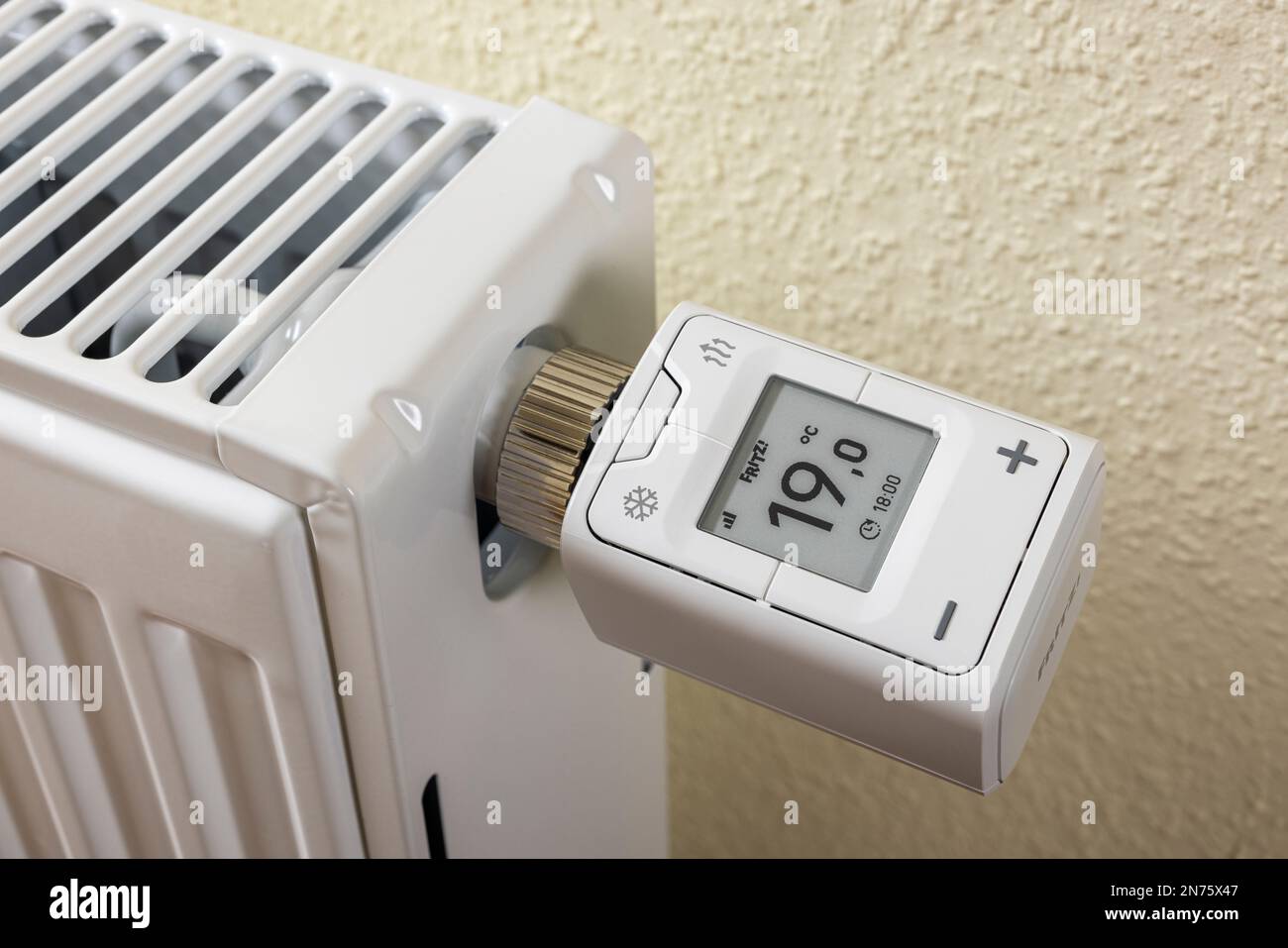 WLAN Heizkörperthermostat FRITZ! DECT 302, Display zeigt 1ö°C an, Smart-Home-Technologie, Symbolbild, Netzwerk, Digital, Energiekosten, steigende Heizkosten, Stockfoto
