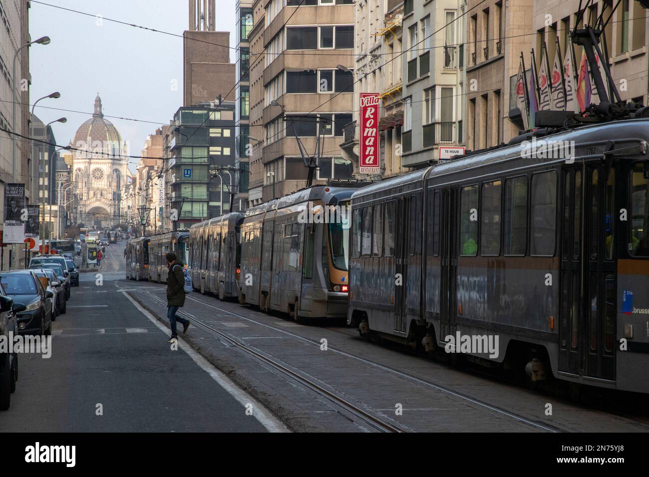 Abbildung zeigt eine Straßenbahnlinie der MIVB - STIB Brüssel Public Transport Company, die nach einem kleinen Autounfall in der Königsstraße Koningsstraat - Rue Royale ansteht, mit Blick auf die Marienkirche Koninklijke Sint-Mariakerk - Eglise Royale Sainte-Marie, in Brüssel, Freitag, den 10. Februar 2023. BELGA FOTO NICOLAS MAETERLINCK Stockfoto