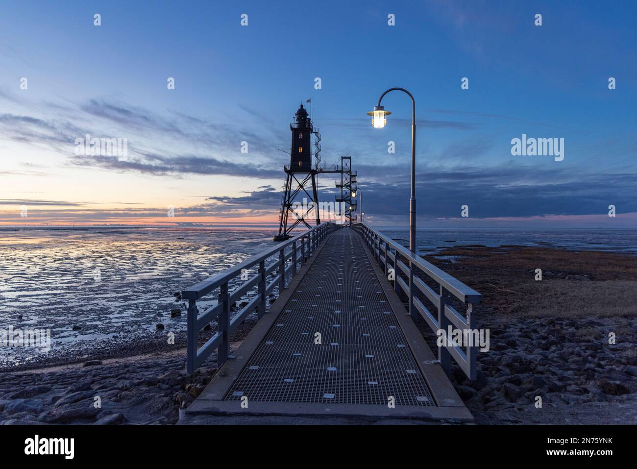 Abendatmosphäre, Pier zum Leuchtturm Obereversand, Dorum-Neufeld, Bezirk Cuxhaven, Niedersachsen, Stockfoto