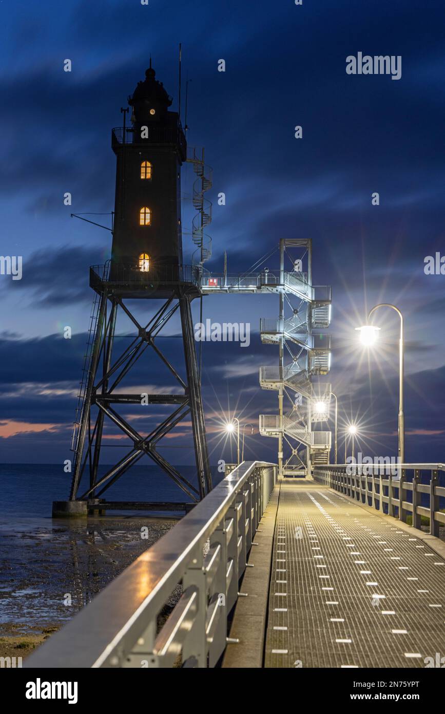 Abendatmosphäre, Pier zum Leuchtturm Obereversand, Dorum-Neufeld, Bezirk Cuxhaven, Niedersachsen, Stockfoto