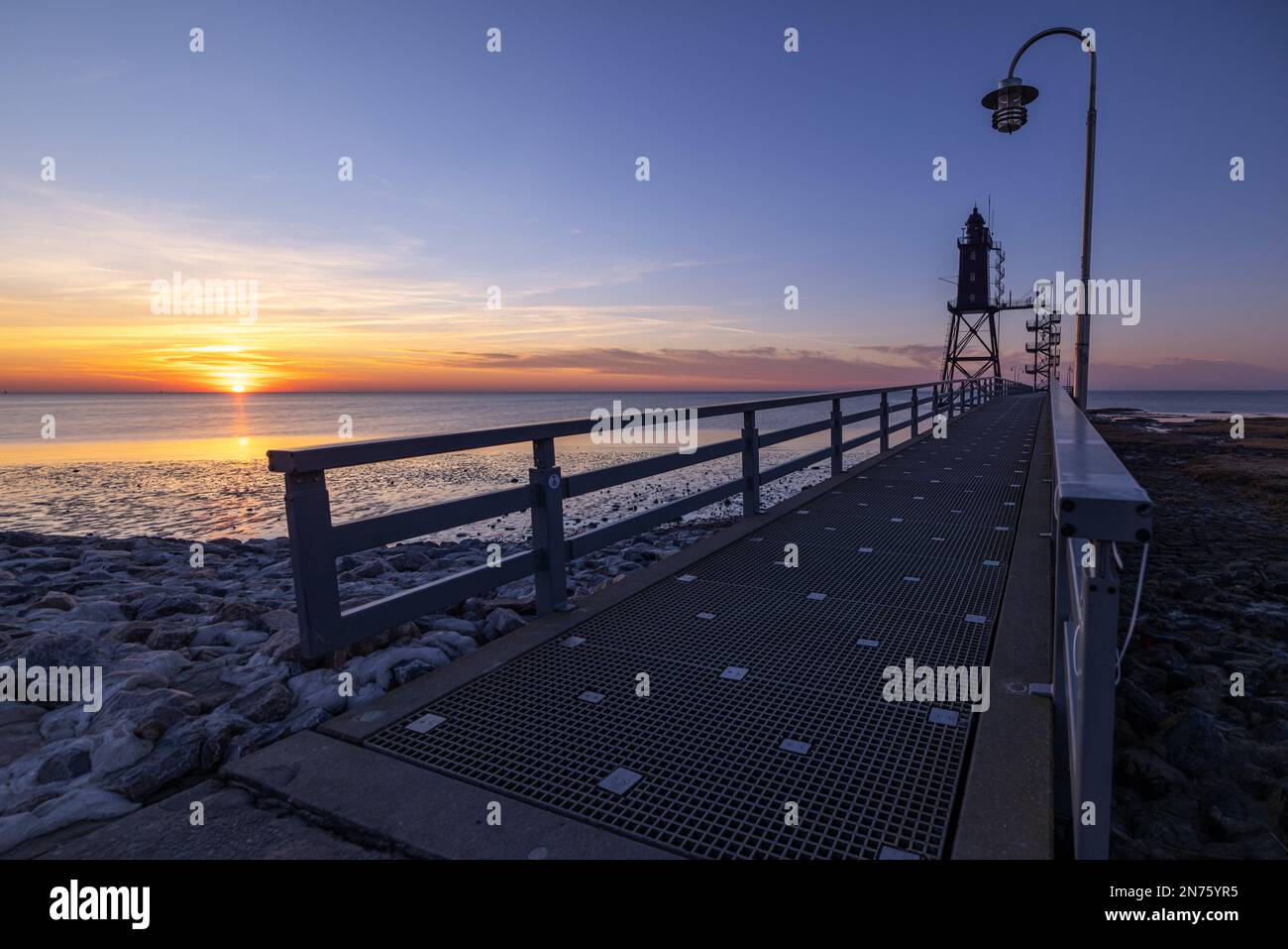 Sonnenuntergang, Pier zum Leuchtturm Obereversand, Dorum-Neufeld, Bezirk Cuxhaven, Niedersachsen, Stockfoto