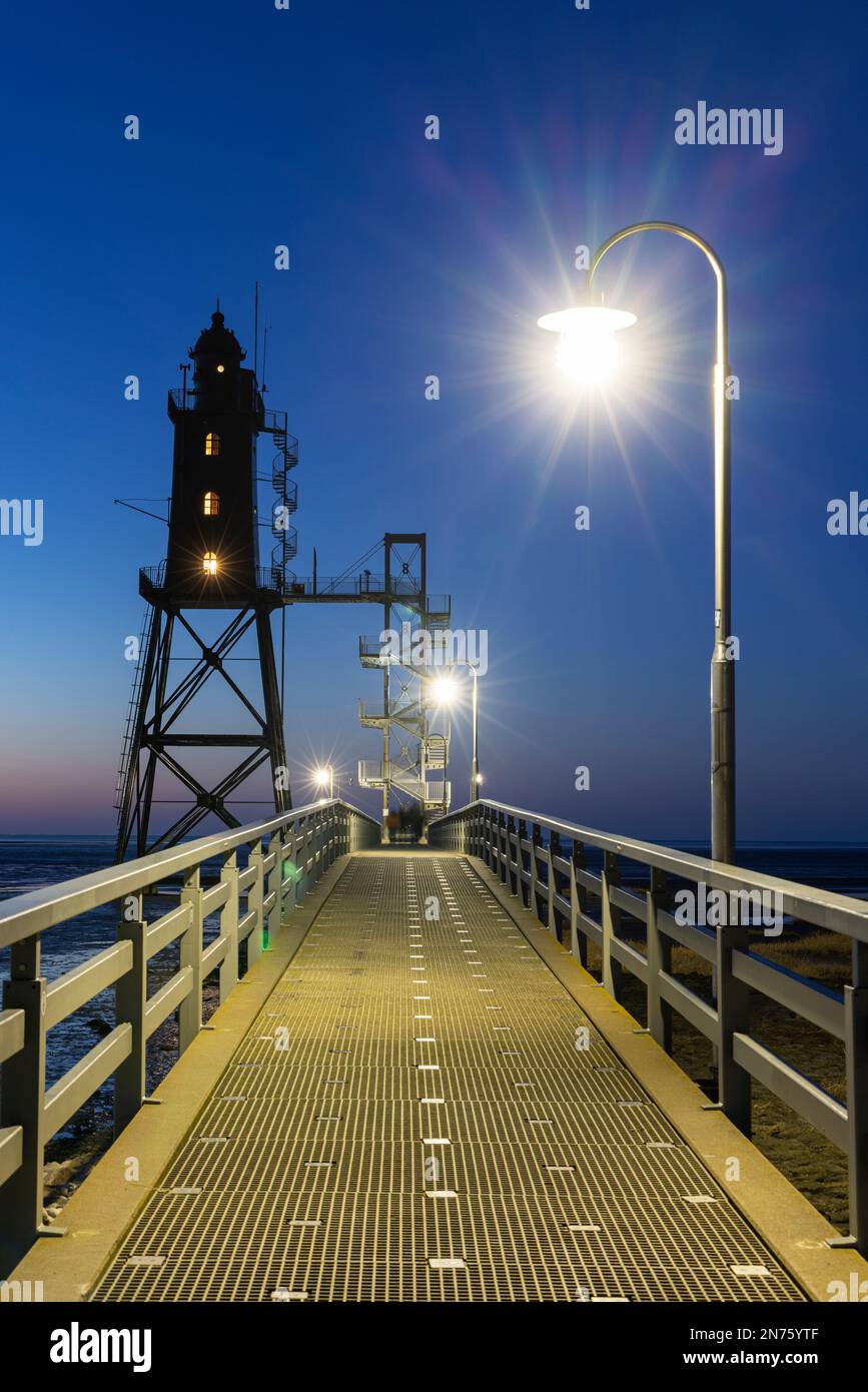 Abendatmosphäre, Pier zum Leuchtturm Obereversand, Dorum-Neufeld, Bezirk Cuxhaven, Niedersachsen, Stockfoto