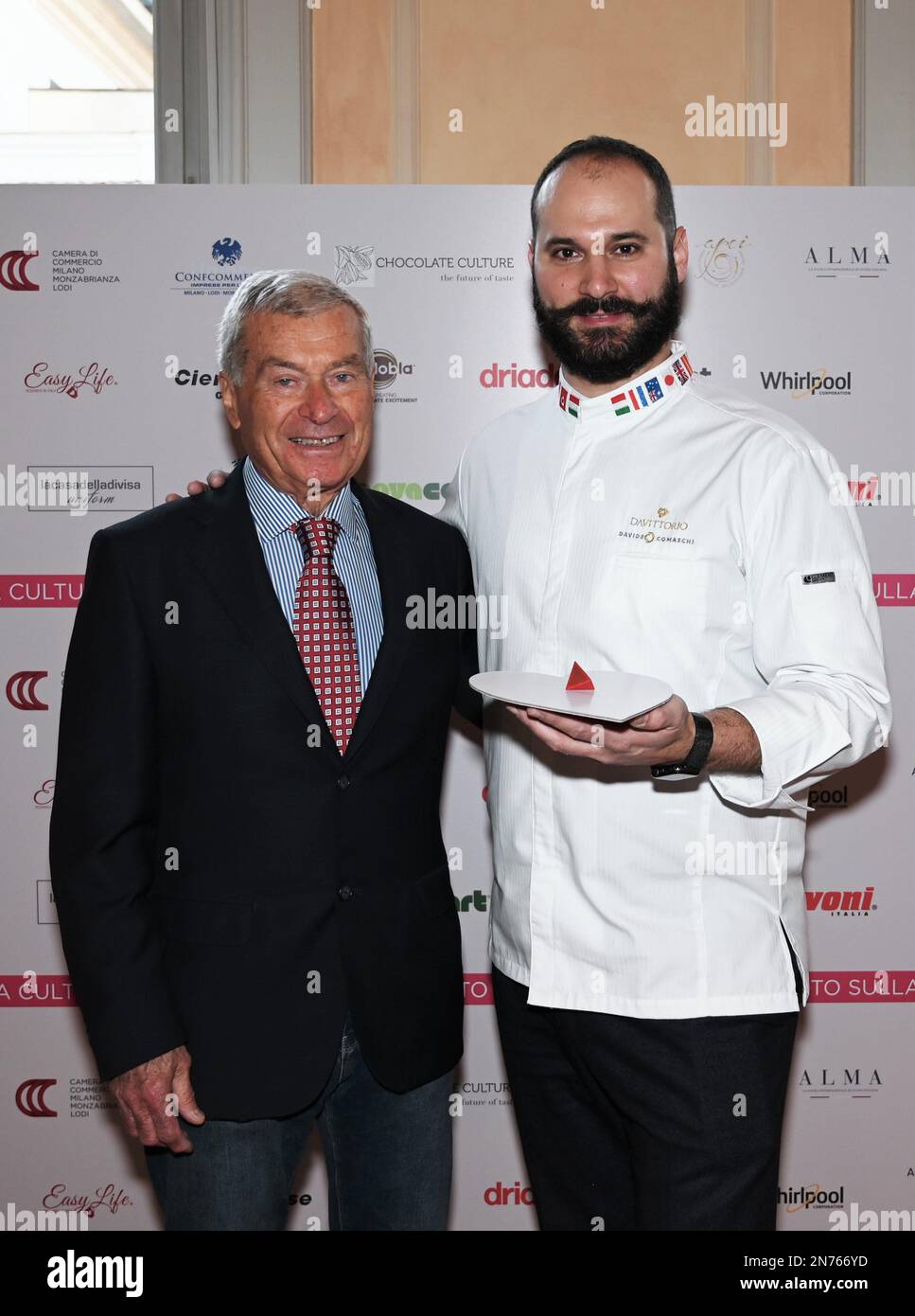 Mailand, Italien. 10. Februar 2023. Mailand, Italien CHOCOLOVE erste Veranstaltung über Kultur und Liebe zur Schokolade, kuratiert vom Davide Comaschi Meister Chocolatier im Palazzo Bovara vom 10. Bis 12. Februar mit der Teilnahme von Meisterkursen italienischer Konditorchefs im Film:Davide Comaschi Konditorchef Carlo Sangalli . Präsident von Confcommercio Imprese für Italien und der Metropolitan Chamber of Commerce of Mailand, Lodi, Monza - Brianza Credit: Independent Photo Agency/Alamy Live News Stockfoto