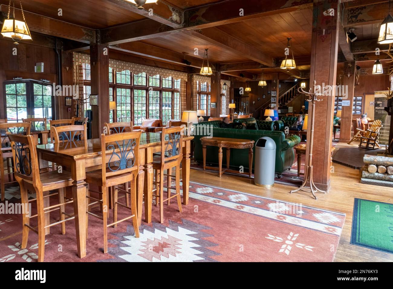 Quinault, Washington, USA. Innenseite der Quinault Lodge Lobby. Stockfoto
