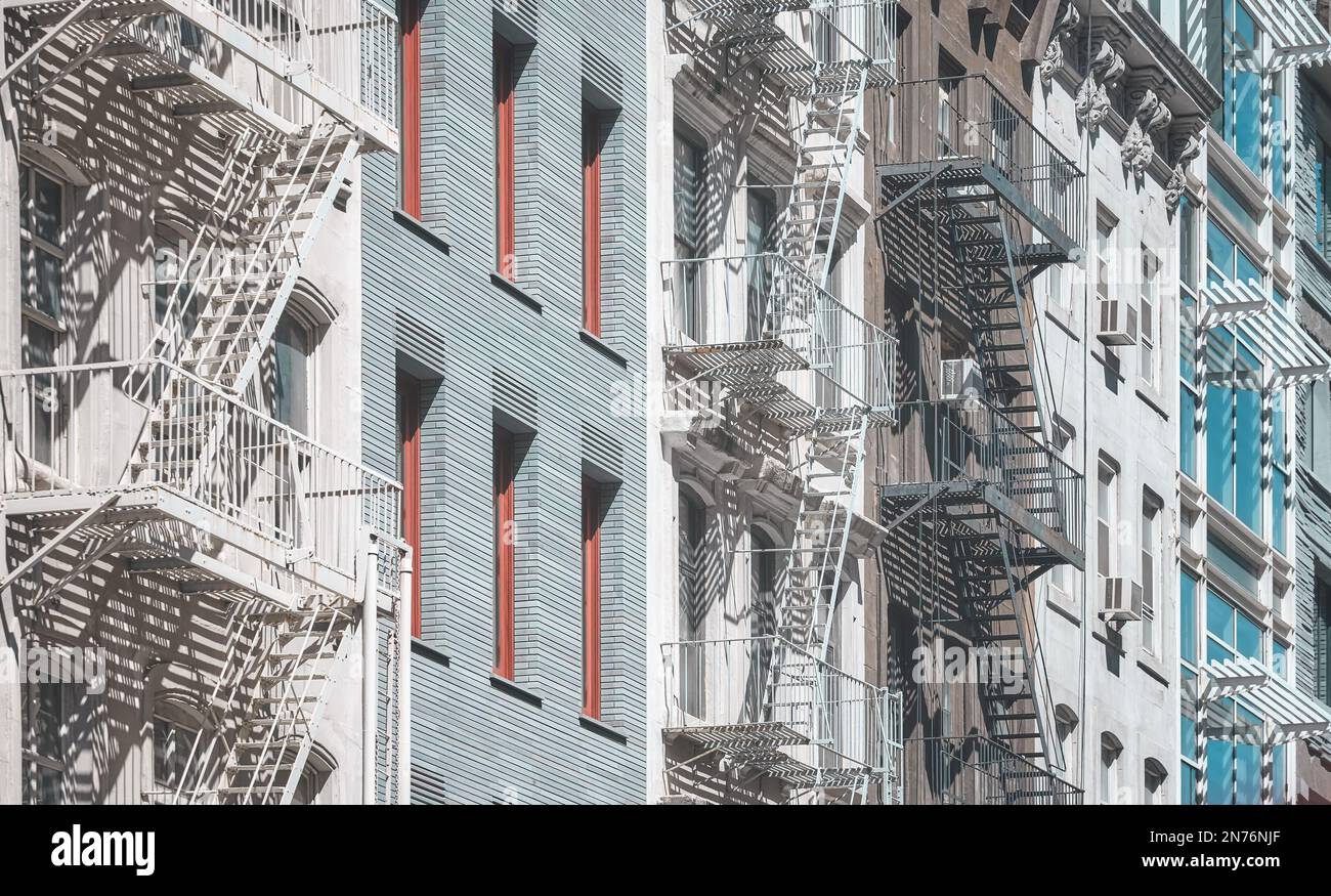 Alte Gebäude mit Feuer entkommt in New York City, Farbe Tonen angewendet, USA. Stockfoto