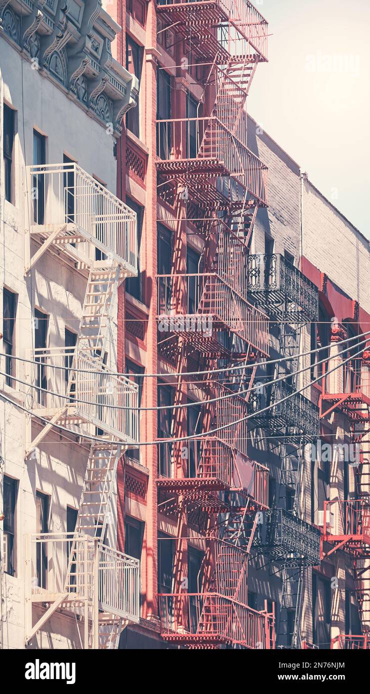 Alte Gebäude mit Feuer entkommt in New York City, Farbe Tonen angewendet, USA. Stockfoto