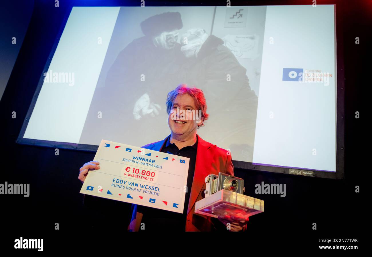 HILVERSUM - Eddy van Wessel gewinnt die Silver Camera. Der Preis ist für das beste journalistische Foto des letzten Jahres. ANP MARCO DE SWART netherlands Out - belgien Out Credit: ANP/Alamy Live News Stockfoto