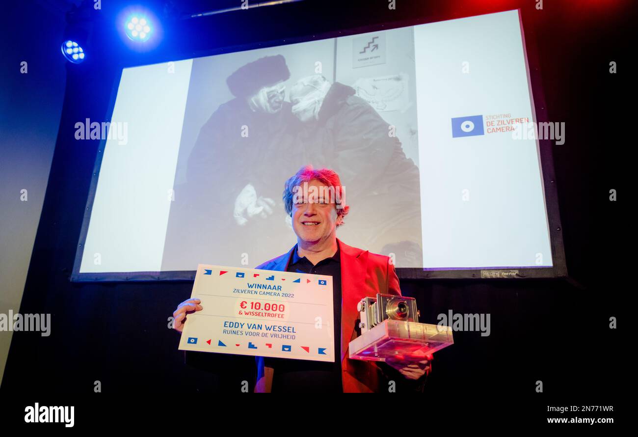 HILVERSUM - Eddy van Wessel gewinnt die Silver Camera. Der Preis ist für das beste journalistische Foto des letzten Jahres. ANP MARCO DE SWART netherlands Out - belgien Out Credit: ANP/Alamy Live News Stockfoto