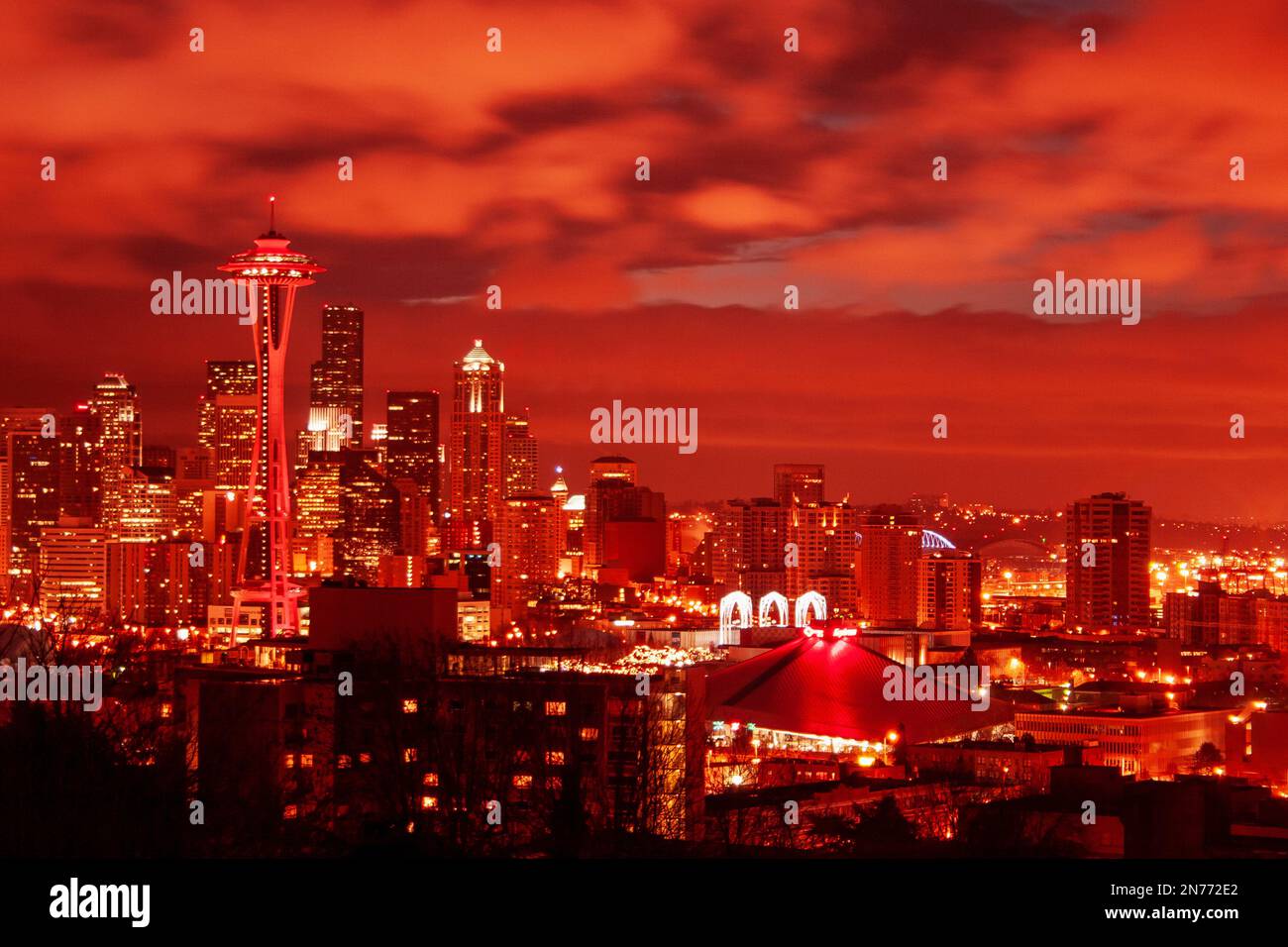 Blick auf den Valentinstag vom Kerry Park über die Skyline von Seattle bei Nacht, Washington, USA (2005) Stockfoto