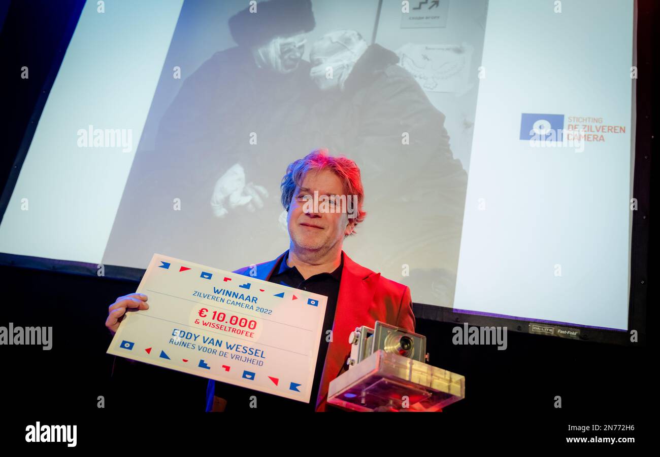 HILVERSUM - Eddy van Wessel gewinnt die Silver Camera. Der Preis ist für das beste journalistische Foto des letzten Jahres. ANP MARCO DE SWART netherlands Out - belgien Out Credit: ANP/Alamy Live News Stockfoto