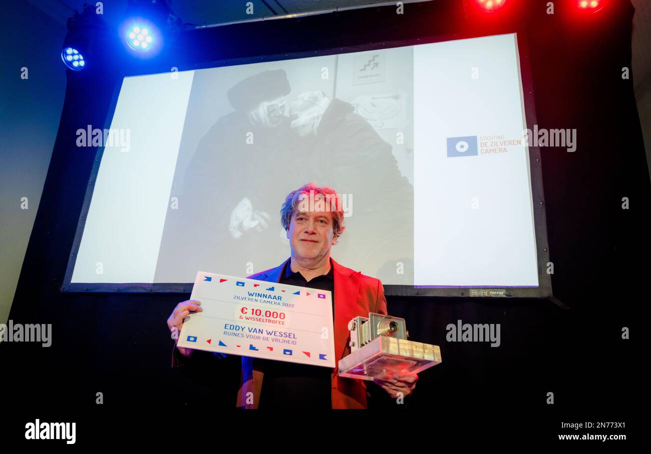 HILVERSUM - Eddy van Wessel gewinnt die Silver Camera. Der Preis ist für das beste journalistische Foto des letzten Jahres. ANP MARCO DE SWART netherlands Out - belgien Out Credit: ANP/Alamy Live News Stockfoto