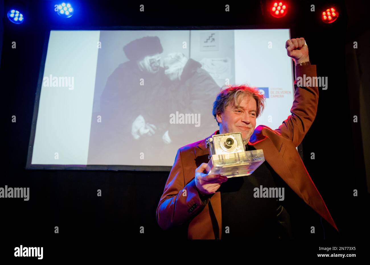 HILVERSUM - Eddy van Wessel gewinnt die Silver Camera. Der Preis ist für das beste journalistische Foto des letzten Jahres. ANP MARCO DE SWART netherlands Out - belgien Out Credit: ANP/Alamy Live News Stockfoto