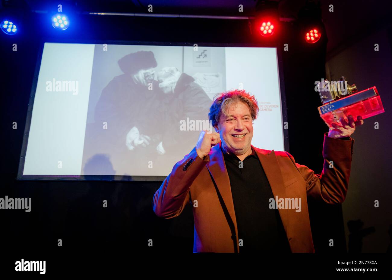 HILVERSUM - Eddy van Wessel gewinnt die Silver Camera. Der Preis ist für das beste journalistische Foto des letzten Jahres. ANP MARCO DE SWART netherlands Out - belgien Out Credit: ANP/Alamy Live News Stockfoto
