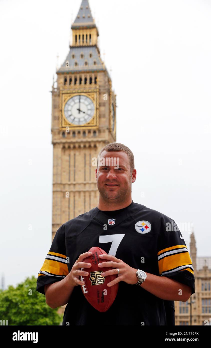 Ben Roethlisberger, quarterback of the Pittsburgh Steelers, poses for photographers, backdropped by the Houses of Parliament and Big Ben in central London, Tuesday, July 2, 2013. Pittsburgh Steelers will play against the Minnesota Vikings at Wembley Stadium in London, on Sunday Sept. 29, 2013. (AP Photo/Lefteris Pitarakis) Stockfoto