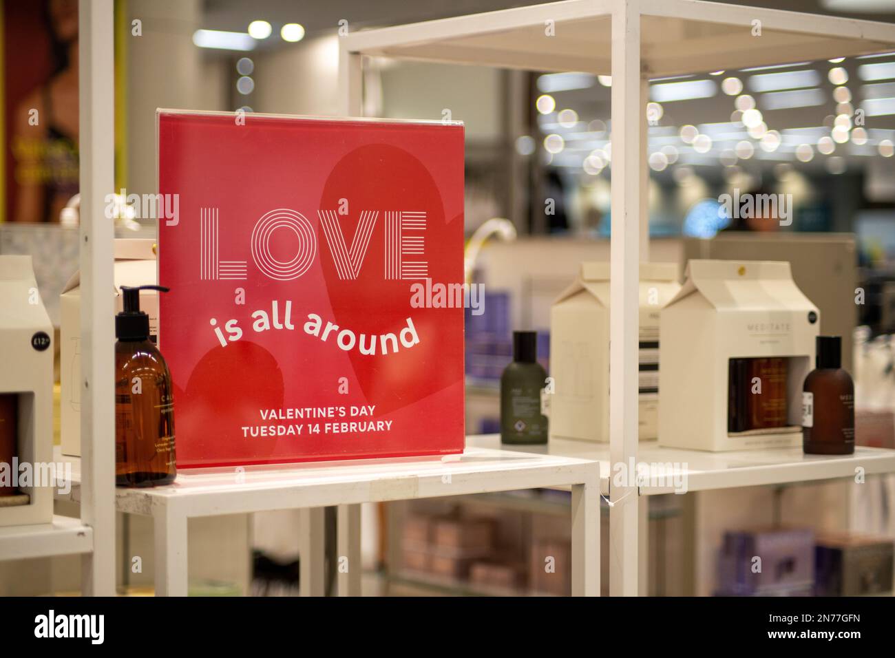 London, Großbritannien – 10. Februar 2023: Geschäfte im Zentrum von London, dekoriert mit roten Herzen, bereit für Liebhaber, Geschenke zum Valentinstag zu kaufen. Kredit: Sinai Noor/Alamy Live News Stockfoto