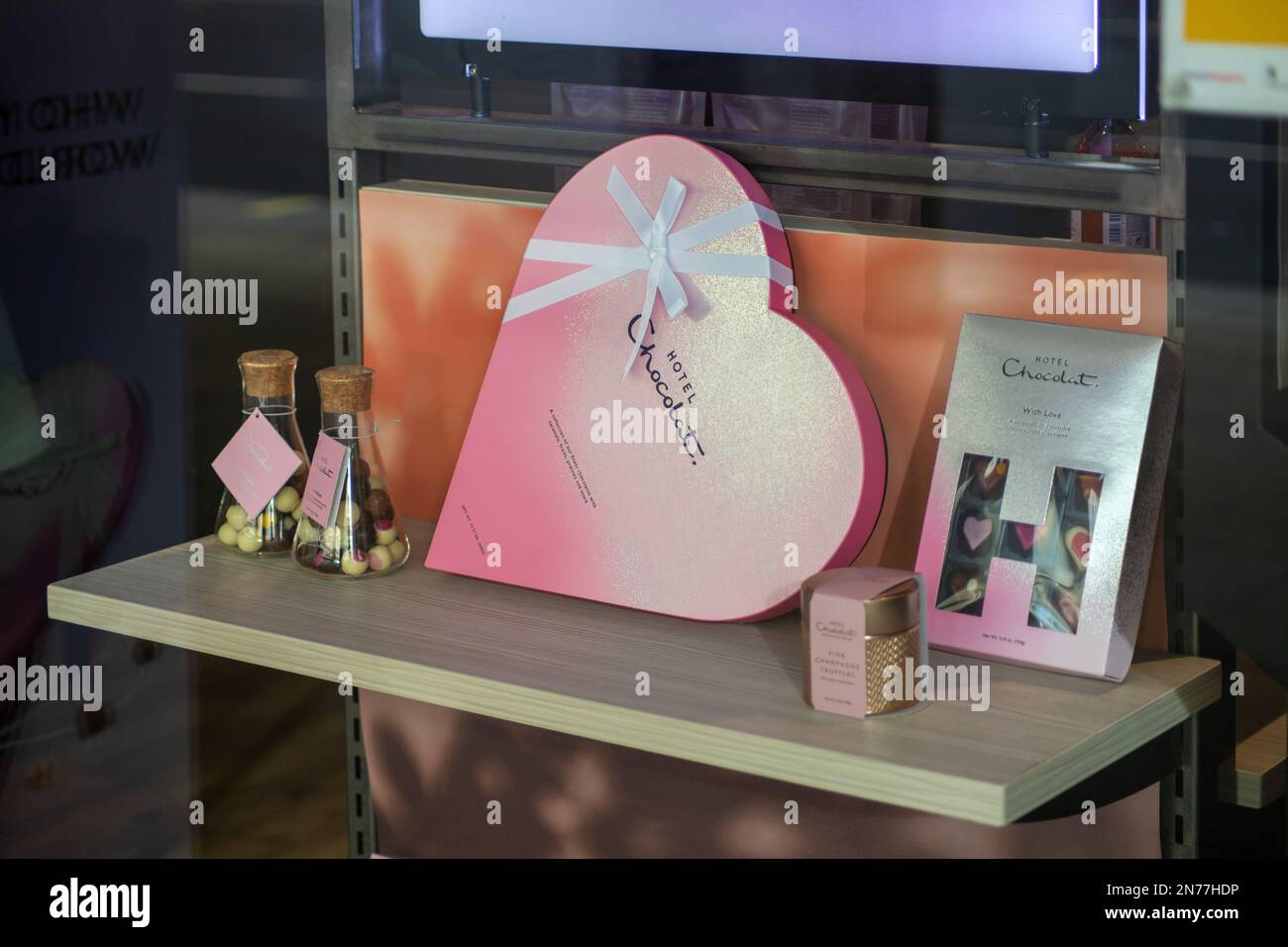 London, Großbritannien – 10. Februar 2023: Geschäfte im Zentrum von London, dekoriert mit roten Herzen, bereit für Liebhaber, Geschenke zum Valentinstag zu kaufen. Kredit: Sinai Noor/Alamy Live News Stockfoto