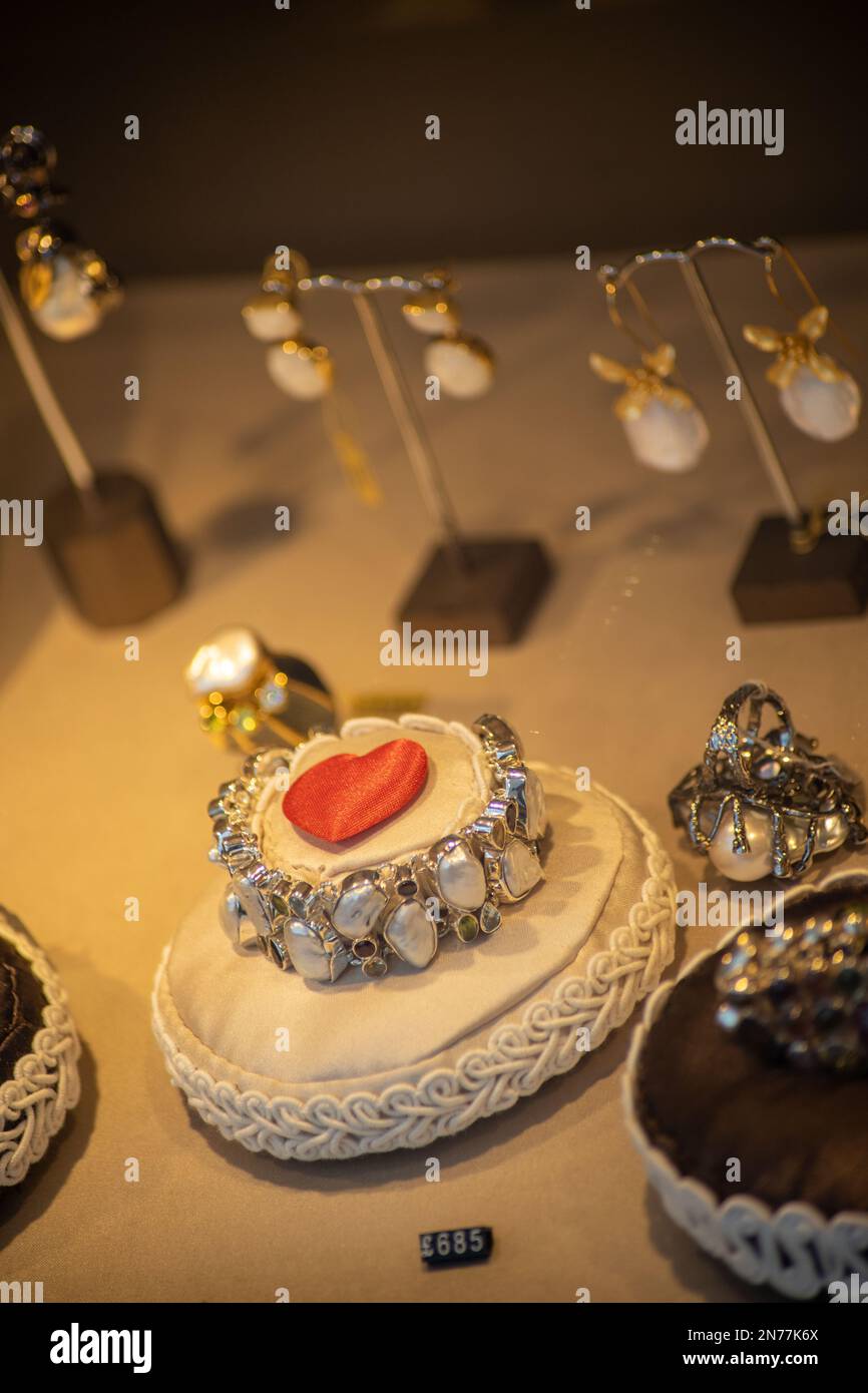 London, Großbritannien – 10. Februar 2023: Geschäfte im Zentrum von London, dekoriert mit roten Herzen, bereit für Liebhaber, Geschenke zum Valentinstag zu kaufen. Kredit: Sinai Noor/Alamy Live News Stockfoto