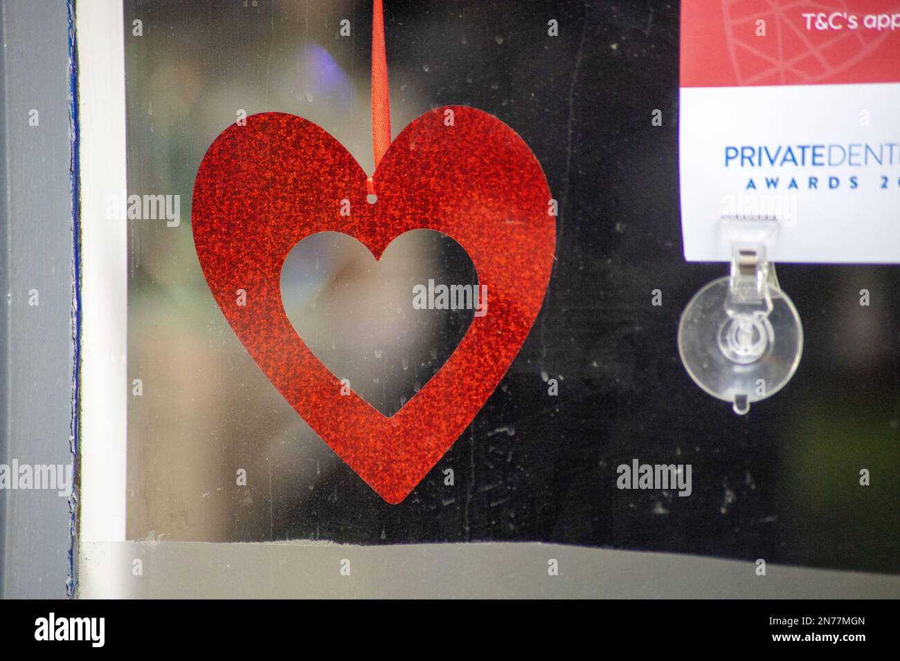 London, Großbritannien – 10. Februar 2023: Geschäfte im Zentrum von London, dekoriert mit roten Herzen, bereit für Liebhaber, Geschenke zum Valentinstag zu kaufen. Kredit: Sinai Noor/Alamy Live News Stockfoto