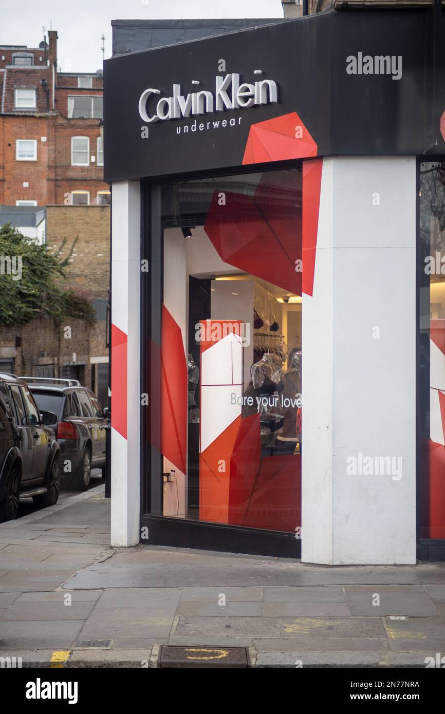 London, Großbritannien – 10. Februar 2023: Geschäfte im Zentrum von London, dekoriert mit roten Herzen, bereit für Liebhaber, Geschenke zum Valentinstag zu kaufen. Kredit: Sinai Noor/Alamy Live News Stockfoto