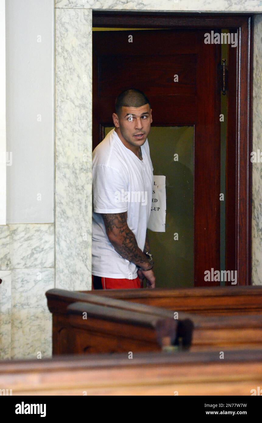 Former New England Patriots tight end Aaron Hernandez enters the courtroom for his arraignment in Attleboro District Court Wednesday, June 26, in Attleboro, Mass. Hernandez was charged with murdering Odin Lloyd, a 27-year-old semi-pro football player for the Boston Bandits, whose body was found June 17 in an industrial park in North Attleborough, Mass. (AP Photo/The Sun Chronicle, Mike George, Pool) Stockfoto