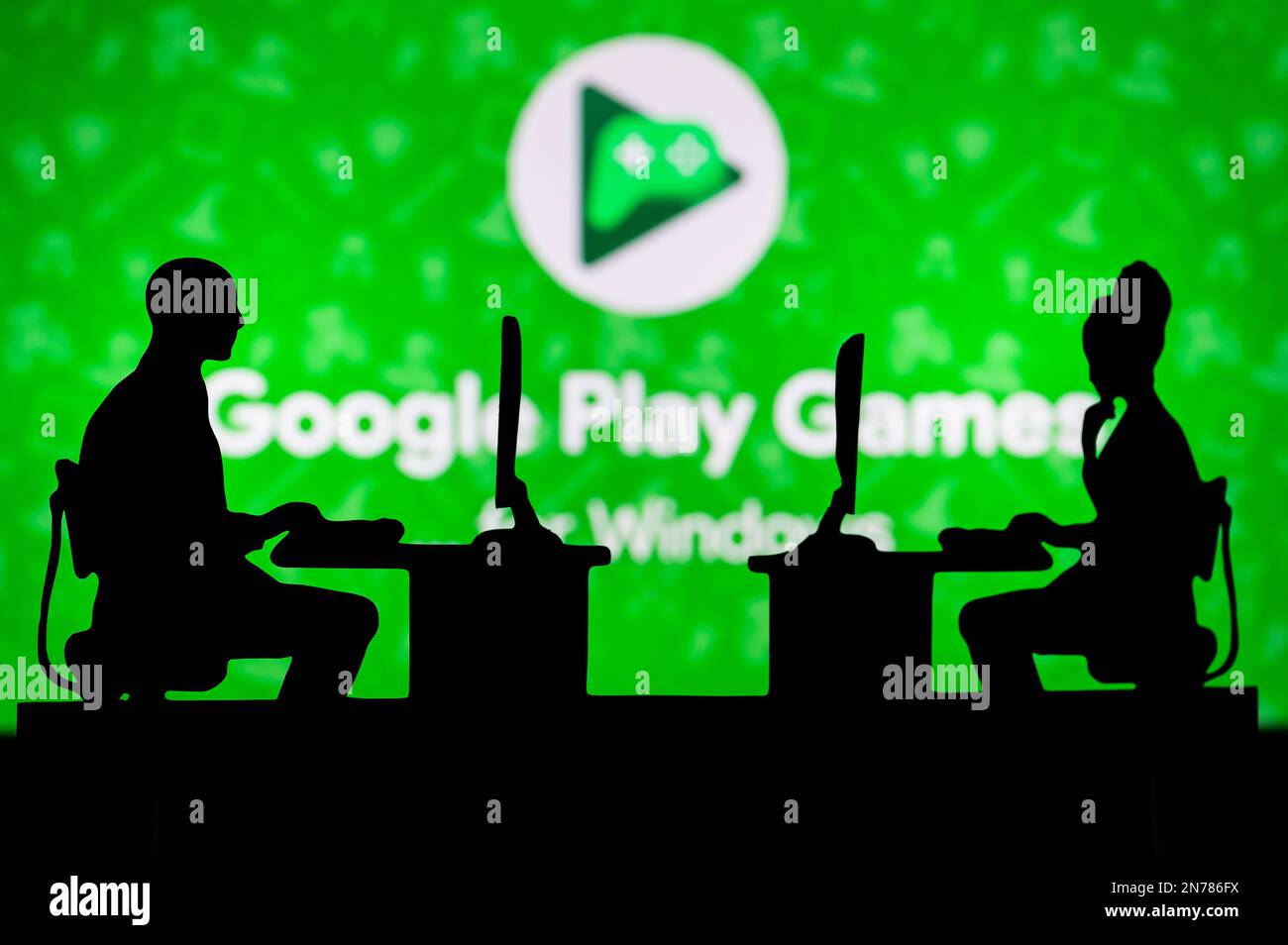 USA, NEW YORK CITY, 30. JANUAR 2023: Google Play. Neue Maßstäbe mit modernster Software: Zwei Entwickler mit Firmenlogo auf der Rückseite Stockfoto