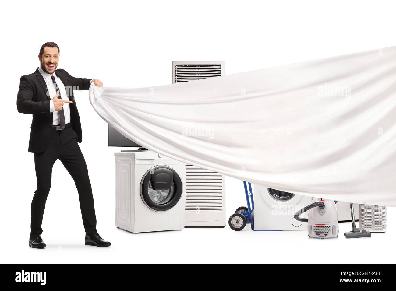 Ein Geschäftsmann hält ein weißes Stück Stoff vor elektrischen Haushaltsgeräten, isoliert auf weißem Hintergrund Stockfoto