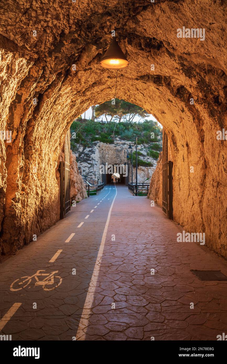 Tunnel des Kantals, zwischen Rincon de la Victoria und Cala del Moral, Malaga, Promenade, die durch Tunnel und Klippen zum Mittelmeer führt Stockfoto